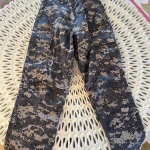 Digital Camo Men's Cargo Pants. Fits waist 28-31.